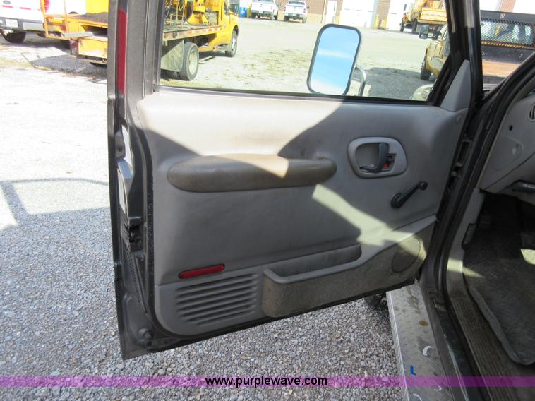 image for item K5261 2000 Chevrolet 3500HD utility truck