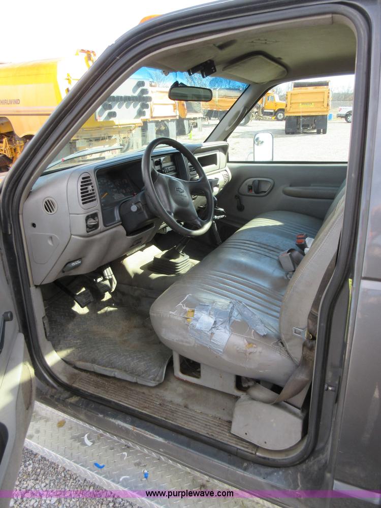 image for item K5261 2000 Chevrolet 3500HD utility truck