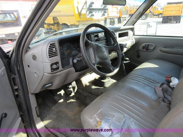 image for item K5261 2000 Chevrolet 3500HD utility truck