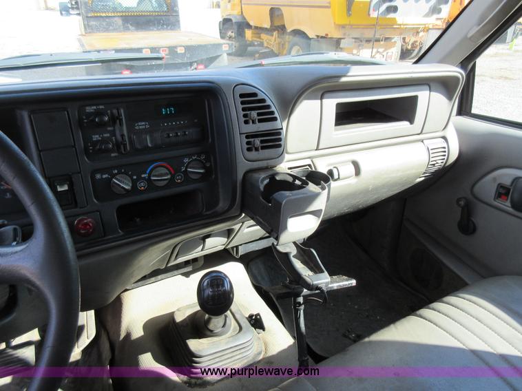 image for item K5261 2000 Chevrolet 3500HD utility truck