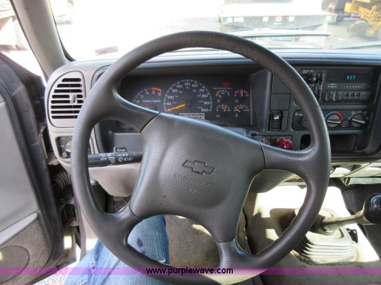 image for item K5261 2000 Chevrolet 3500HD utility truck