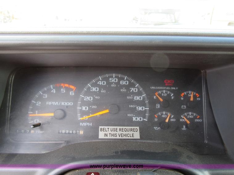 image for item K5261 2000 Chevrolet 3500HD utility truck