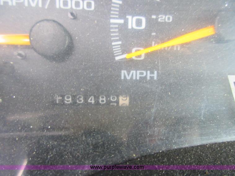 image for item K5261 2000 Chevrolet 3500HD utility truck