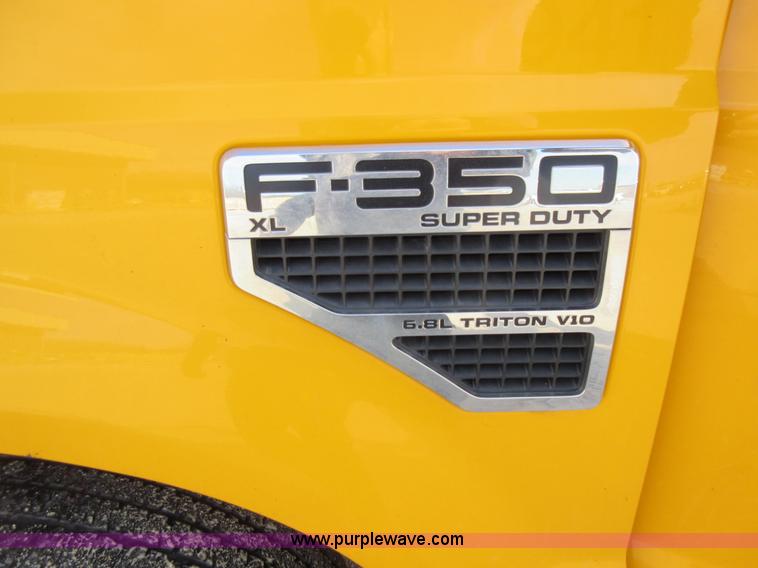 image for item K5263 2008 Ford F350 Super Duty Crew Cab flatbed pickup truck