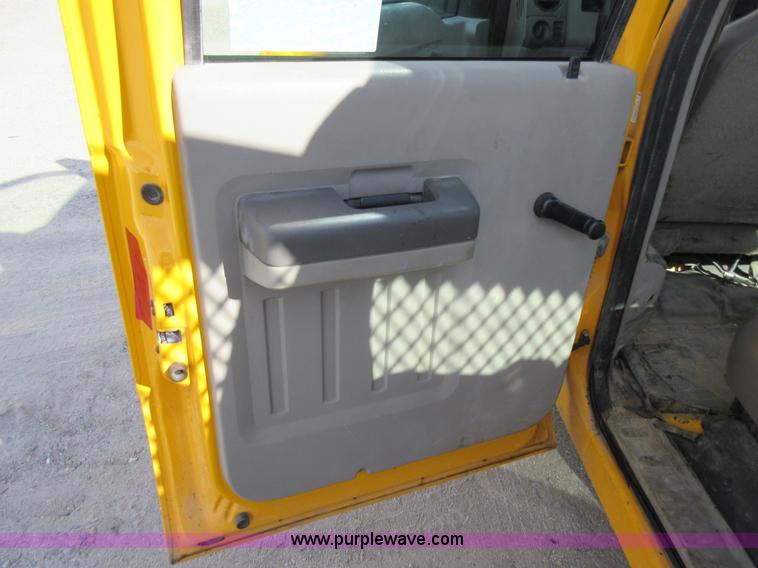 image for item K5263 2008 Ford F350 Super Duty Crew Cab flatbed pickup truck