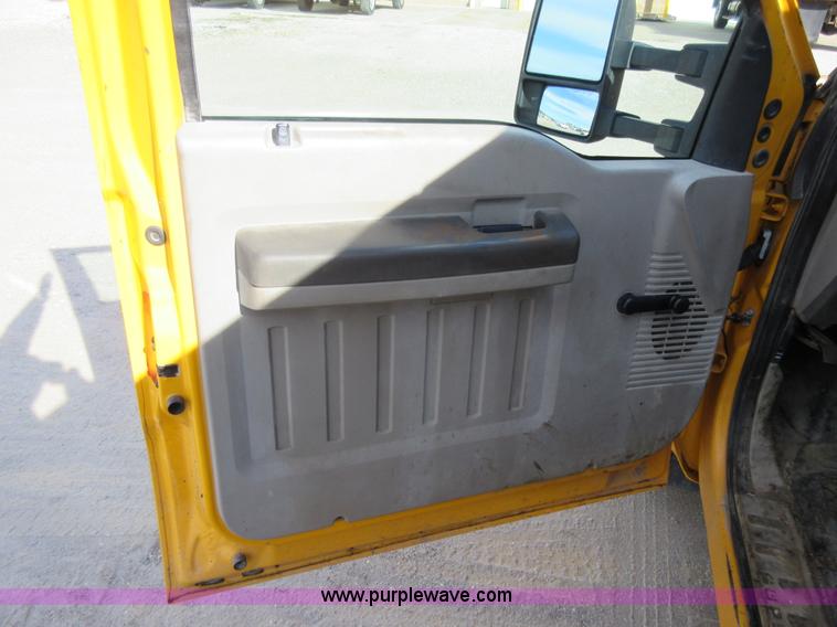 image for item K5263 2008 Ford F350 Super Duty Crew Cab flatbed pickup truck