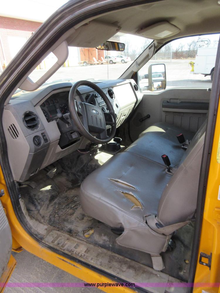 image for item K5263 2008 Ford F350 Super Duty Crew Cab flatbed pickup truck