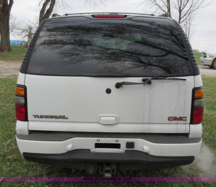 image for item K5269 2004 GMC Yukon Denali XL SUV