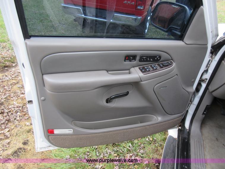 image for item K5269 2004 GMC Yukon Denali XL SUV