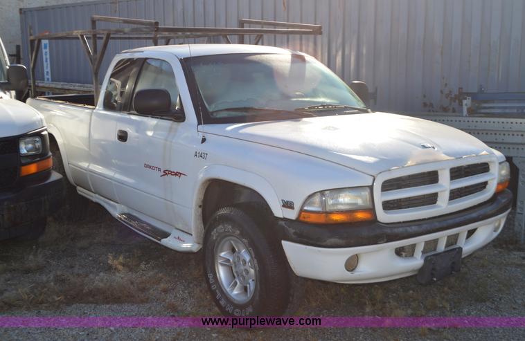image for item K5300 1998 Dodge Dakota Club Cab pickup truck