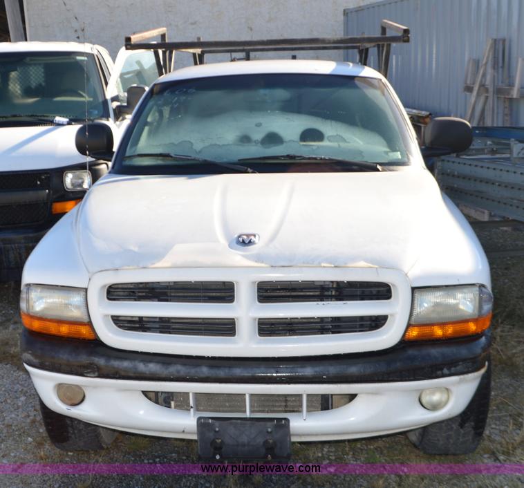 image for item K5300 1998 Dodge Dakota Club Cab pickup truck