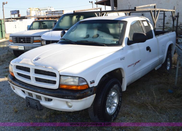 image for item K5300 1998 Dodge Dakota Club Cab pickup truck