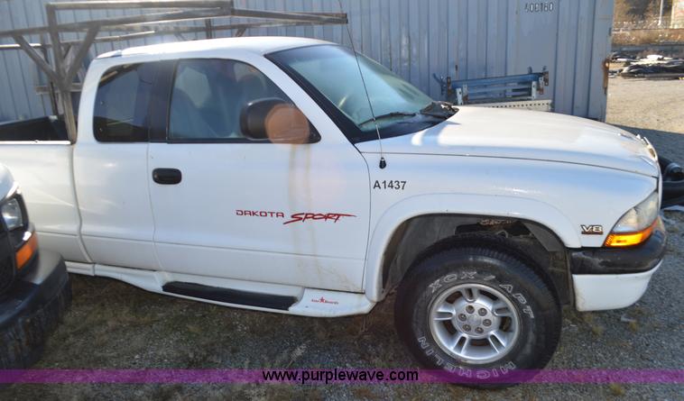 image for item K5300 1998 Dodge Dakota Club Cab pickup truck
