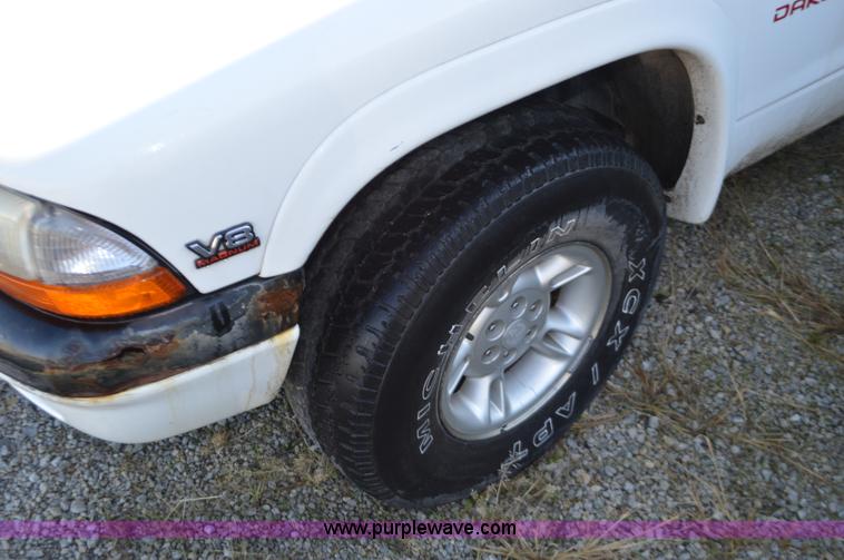 image for item K5300 1998 Dodge Dakota Club Cab pickup truck