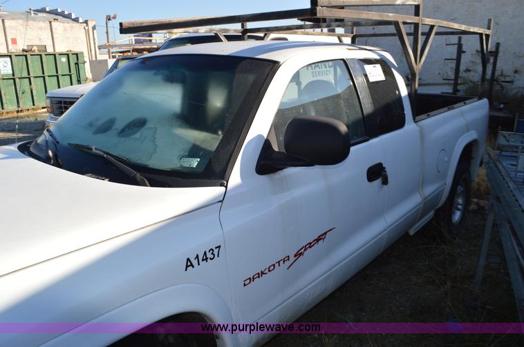 image for item K5300 1998 Dodge Dakota Club Cab pickup truck