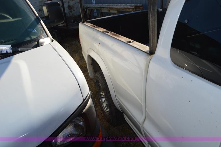 image for item K5300 1998 Dodge Dakota Club Cab pickup truck