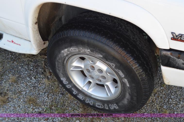 image for item K5300 1998 Dodge Dakota Club Cab pickup truck