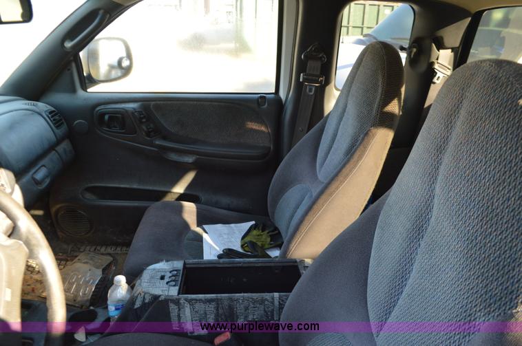 image for item K5300 1998 Dodge Dakota Club Cab pickup truck