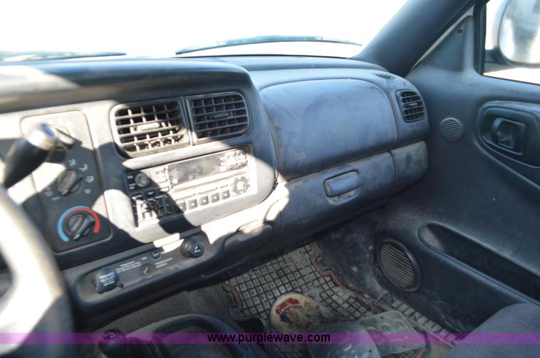 image for item K5300 1998 Dodge Dakota Club Cab pickup truck