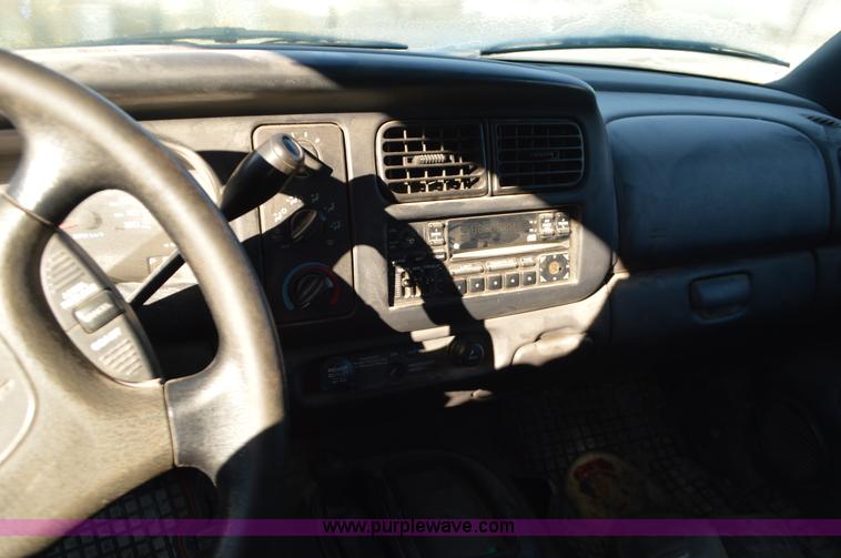 image for item K5300 1998 Dodge Dakota Club Cab pickup truck