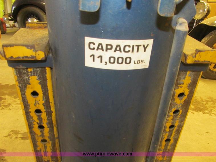 image for item L1870 Lincoln air jack