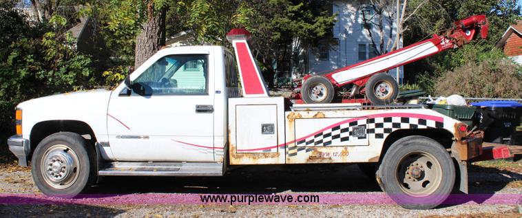 image for item L2434 2000 Chevrolet 3500 HD tow truck