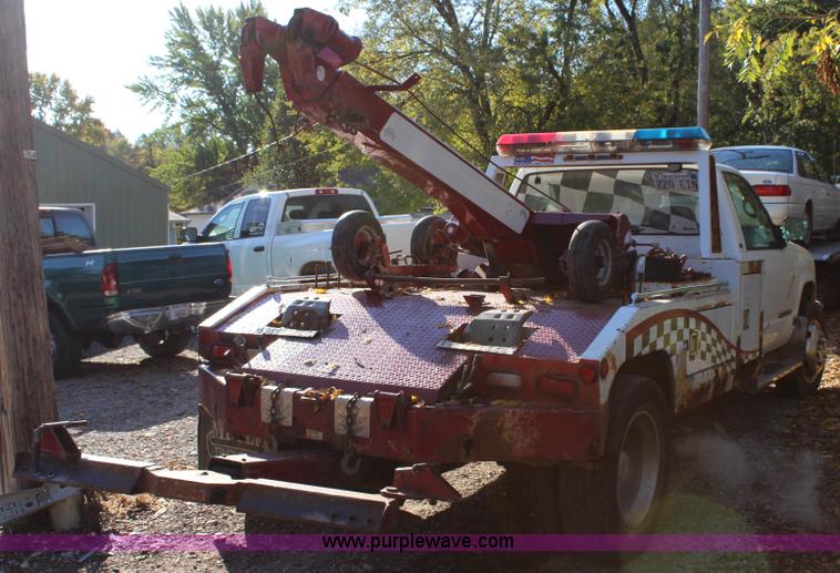 image for item L2434 2000 Chevrolet 3500 HD tow truck