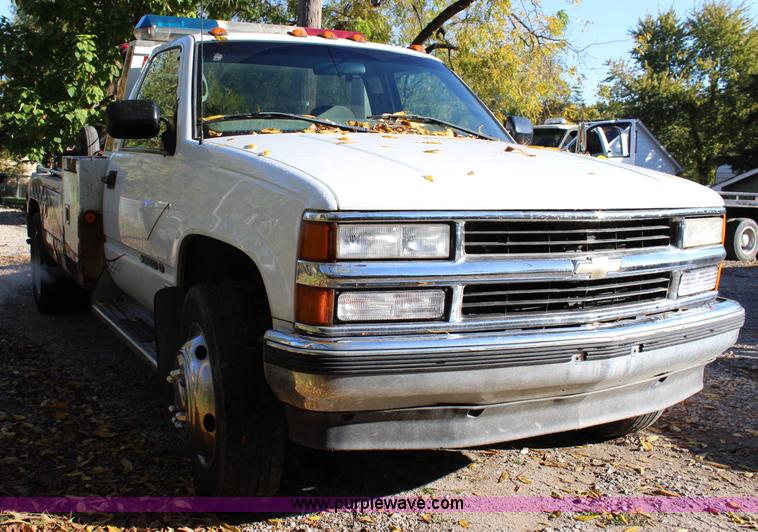 image for item L2434 2000 Chevrolet 3500 HD tow truck