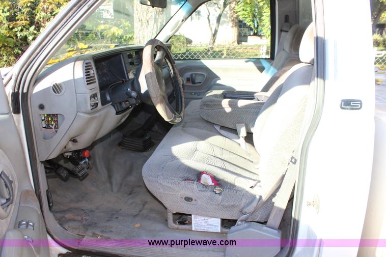 image for item L2434 2000 Chevrolet 3500 HD tow truck