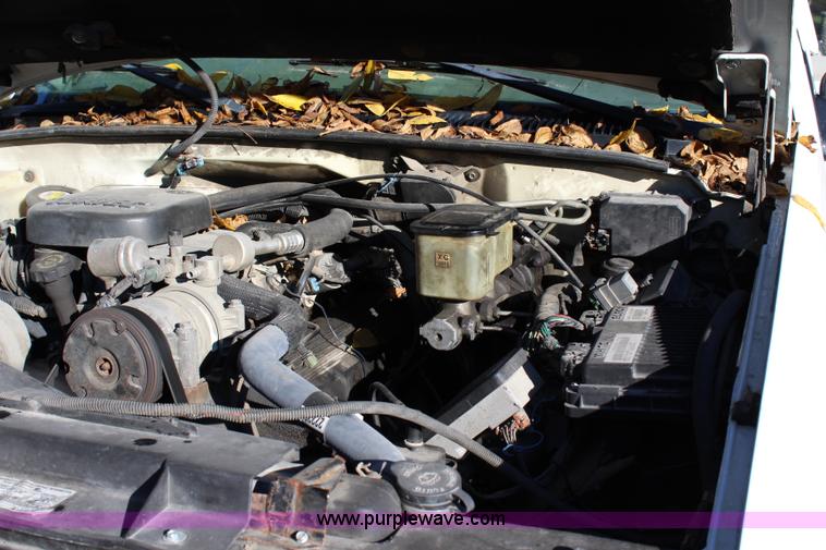 image for item L2434 2000 Chevrolet 3500 HD tow truck