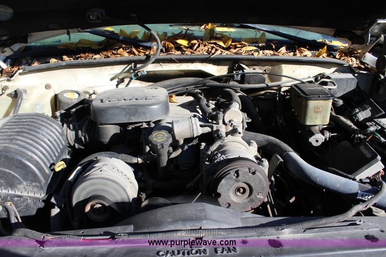 image for item L2434 2000 Chevrolet 3500 HD tow truck