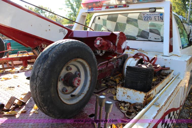 image for item L2434 2000 Chevrolet 3500 HD tow truck