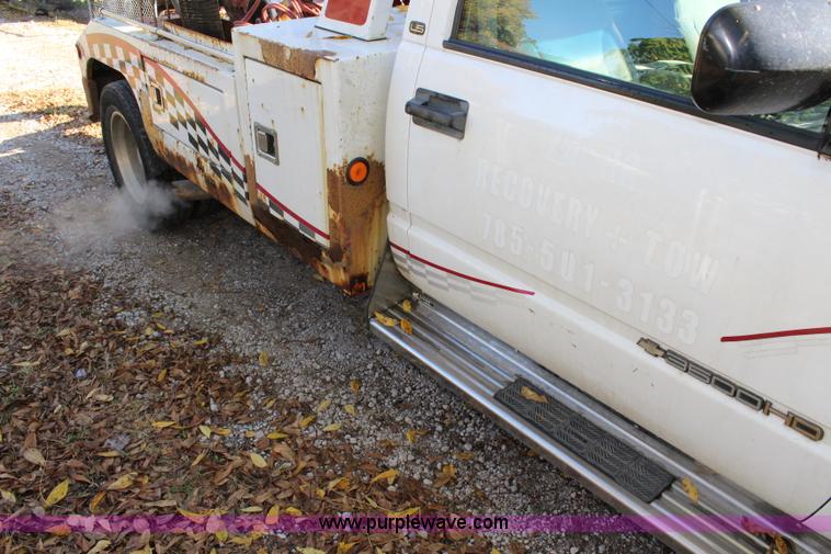 image for item L2434 2000 Chevrolet 3500 HD tow truck