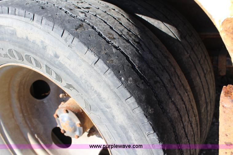 image for item L2434 2000 Chevrolet 3500 HD tow truck