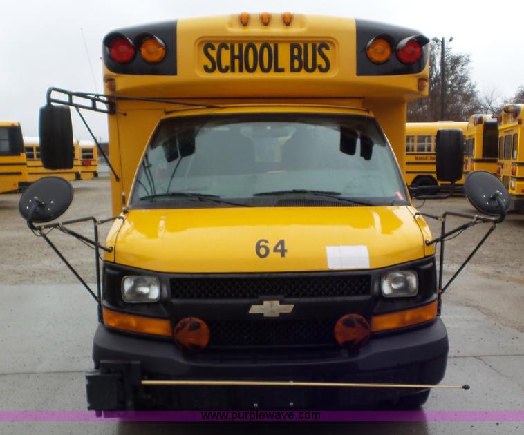 image for item L3575 2008 Chevrolet Express 3500 mid bus