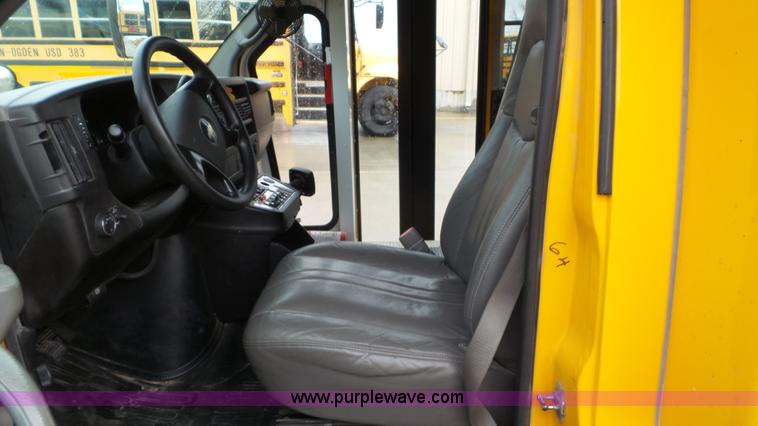 image for item L3575 2008 Chevrolet Express 3500 mid bus