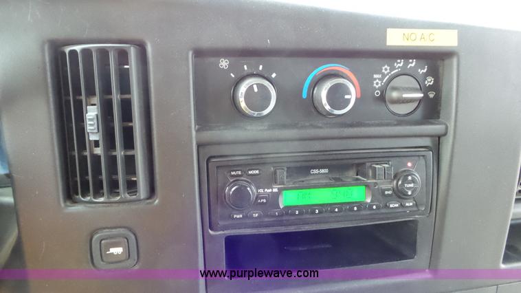 image for item L3575 2008 Chevrolet Express 3500 mid bus