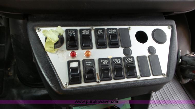 image for item L3575 2008 Chevrolet Express 3500 mid bus