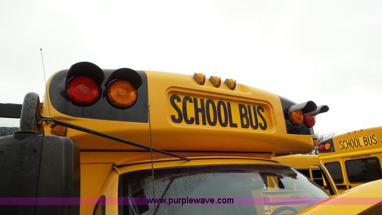 image for item L3575 2008 Chevrolet Express 3500 mid bus