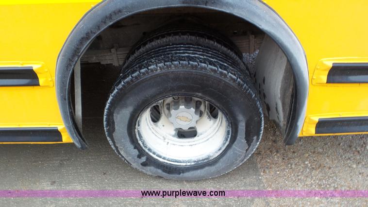 image for item L3575 2008 Chevrolet Express 3500 mid bus