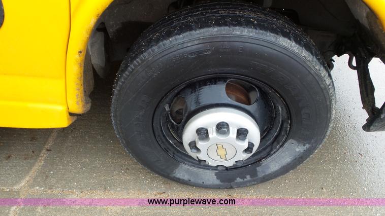 image for item L3575 2008 Chevrolet Express 3500 mid bus