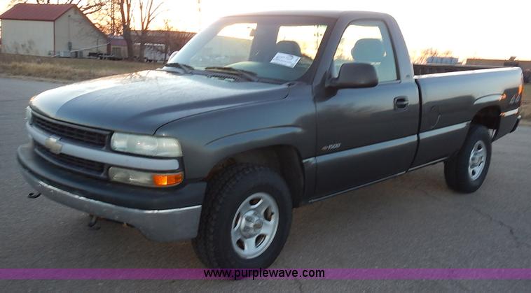image for item L3585 2002 Chevrolet Silverado 1500 pickup truck