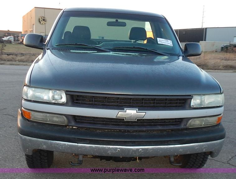 image for item L3585 2002 Chevrolet Silverado 1500 pickup truck