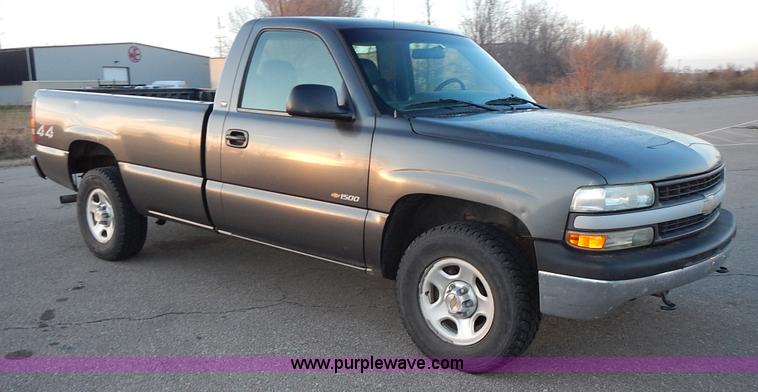 image for item L3585 2002 Chevrolet Silverado 1500 pickup truck
