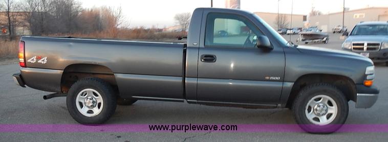 image for item L3585 2002 Chevrolet Silverado 1500 pickup truck