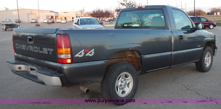 image for item L3585 2002 Chevrolet Silverado 1500 pickup truck