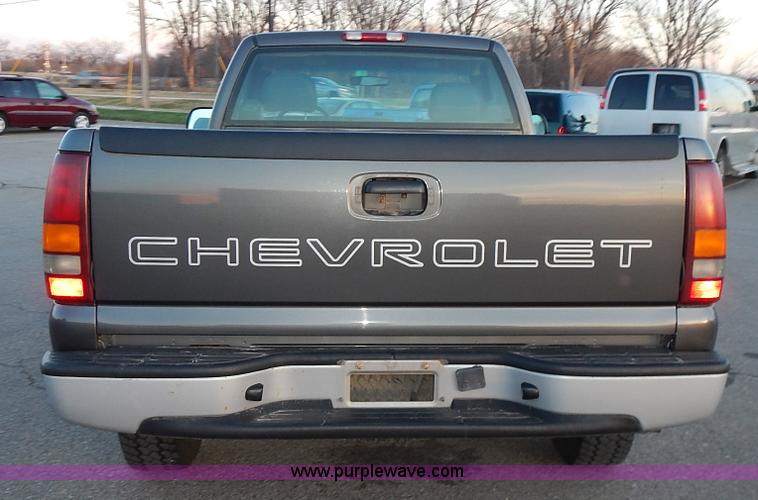 image for item L3585 2002 Chevrolet Silverado 1500 pickup truck