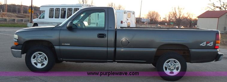 image for item L3585 2002 Chevrolet Silverado 1500 pickup truck