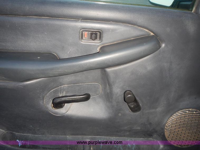 image for item L3585 2002 Chevrolet Silverado 1500 pickup truck