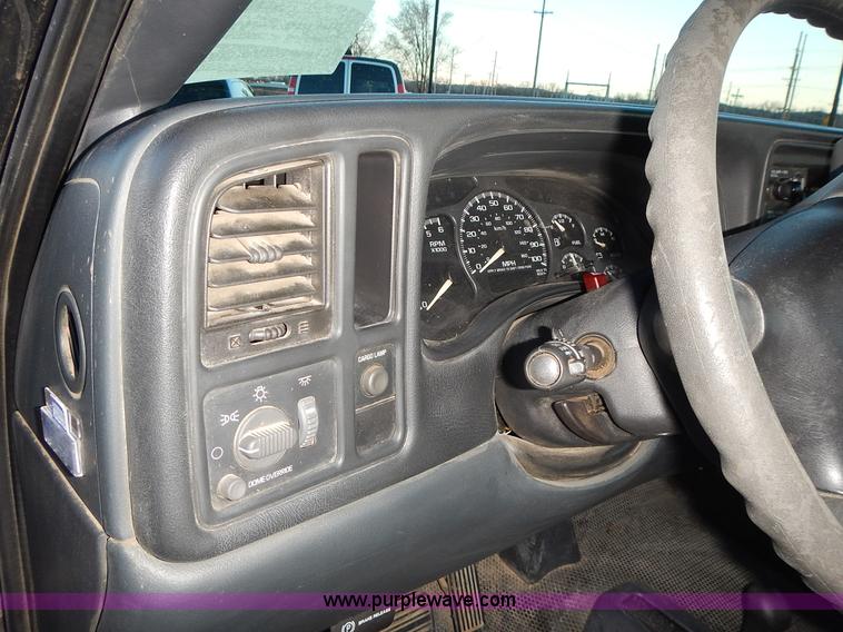 image for item L3585 2002 Chevrolet Silverado 1500 pickup truck